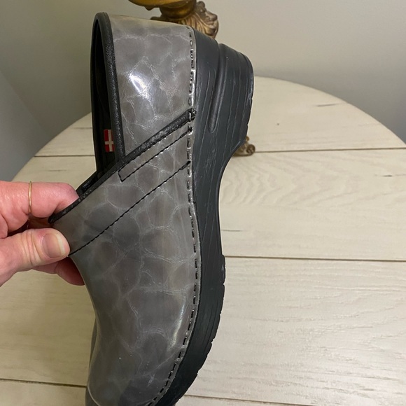 Sanita brand clogs in gray croc pattern size 38(6/2-7) - Picture 7 of 15